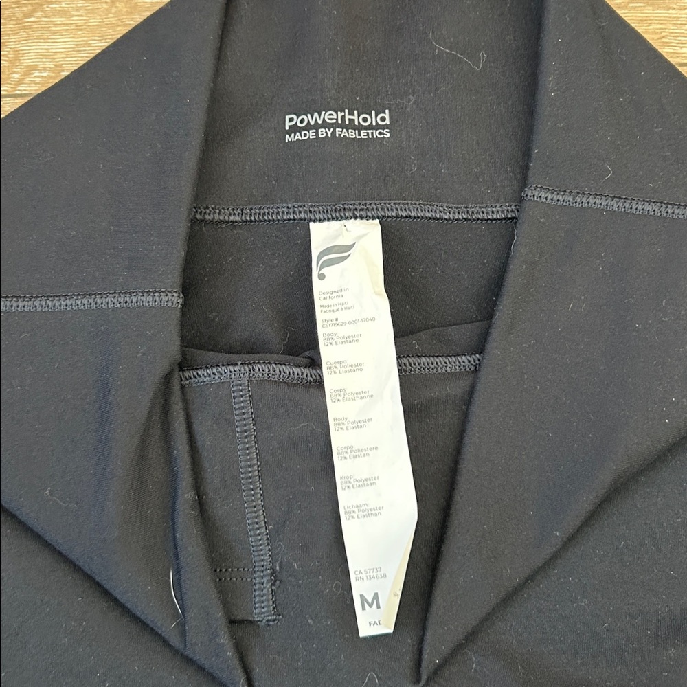 Fabletics Medium Black 3/4 Leggings - New without 🏷️ - Picture 2 of 3